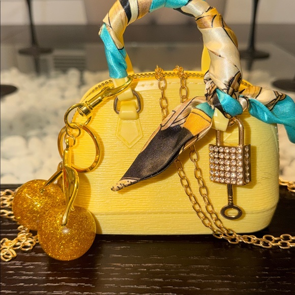 Fashion handbags with strap/bag charms - Picture 5 of 9